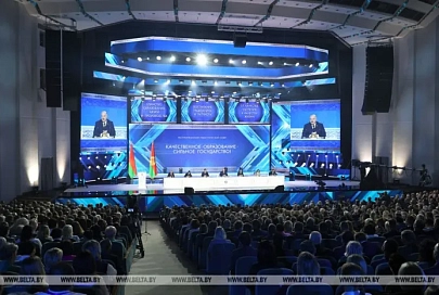 Лукашенко подарили обновленное пособие по философии и новый учебник истории
