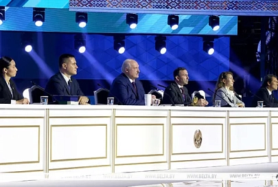 Лукашенко ориентирует на подготовку специалистов, которые "умеют толкаться локтями"