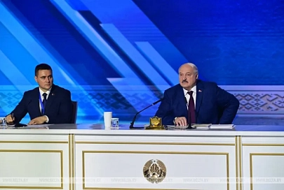 Лукашенко потребовал радикально решить проблему бюрократической писанины в школах