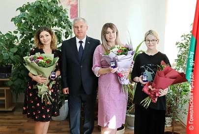 Пусть растут патриотами. Председатель Гомельского горисполкома Владимир Привалов поздравил мам, чьи малыши родились в День города