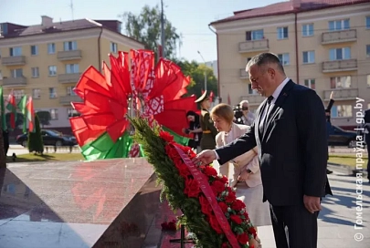 Руководство региона и гости XVIII Гомельского экономического форума возложили цветы и венки к мемориалу "Вечный огонь" на площади Труда