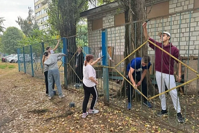 Достойные поступки и обновленный забор: студенты МИТСО помогли гомельскому дому ребенка