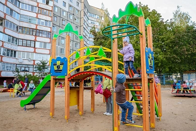 БМЗ проявил инициативу и установил в Жлобине новую детскую площадку