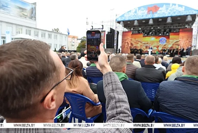 Лукашенко на "Дажынках" призвал людей помочь в борьбе с бездельниками и обозначил подходы по жилью