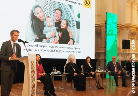 В рамках Недели родительской любви в древнем Полоцке прошло мероприятие, посвященное укреплению статуса и поддержке традиционных семейных ценностей