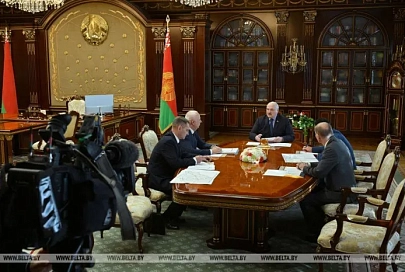 Президент Беларуси требует привести в порядок дороги между районными центрами и агрогородками