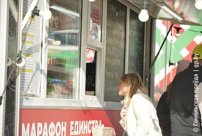 Хватает и хлеба, и зрелищ: на площадке у Ледового дворца в Жлобине работают фудтраки