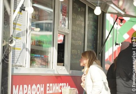 Хватает и хлеба, и зрелищ: на площадке у Ледового дворца в Жлобине работают фудтраки