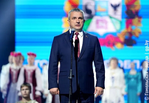 Председатель облисполкома Иван Крупко со сцены Ледового дворца в Жлобине поблагодарил организаторов и участников «Марафона единства» за теплоту и вдохновение
