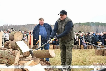 Лукашенко посетил чемпионат по колке дров среди журналистов