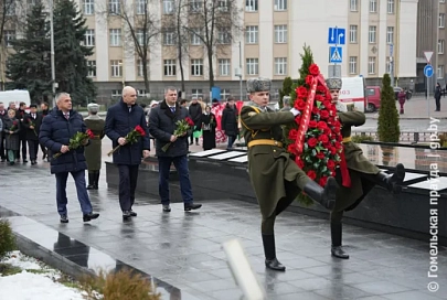 Общая память на всех: участники конференции по обмену опытом в сфере управления государственными финансами возложили цветы на площади Труда