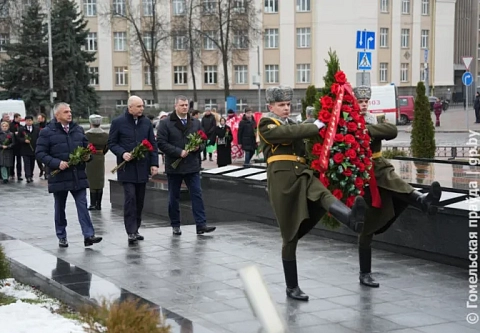 Общая память на всех: участники конференции по обмену опытом в сфере управления государственными финансами возложили цветы на площади Труда