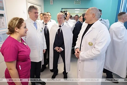 Лукашенко - медикам: будем стараться, чтобы вы работали на родной земле, а не бегали в поисках лучшей жизни
