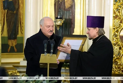 Лукашенко подарили икону Божией Матери "Знамение" Логойская, которая известна уже тысячу лет