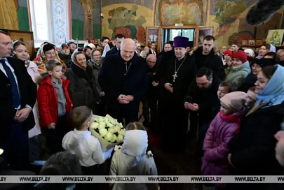 Курс на мир и созидание, плюсы "диктатуры" и признание в любви. Лукашенко в Рождество сказал о главном