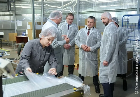 Пленка для сыров, колбасы и творога: председатель облисполкома Иван Крупко посетил предприятие «Фрешпак Солюшенс»