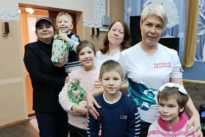 Республиканская акция "Ёлочка желаний" шагает по Гомельщине. Представители РОО "Патриоты Беларуси" передали ребятам из Улуковской школы-интерната подарки от Первого