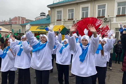 У Гомельского жирового комбината прошел флешмоб общественных объединений и политических партий Новобелицкого района