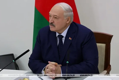 "Семки, чтобы не нападали проблемки". Лукашенко подарили саночки "прысмакаў"