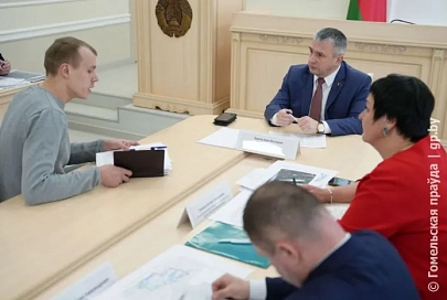 Новый автобус до вокзала и ремонт в квартире: председатель облисполкома Иван Крупко провел прием граждан в Калинковичах