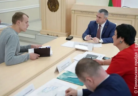 Новый автобус до вокзала и ремонт в квартире: председатель облисполкома Иван Крупко провел прием граждан в Калинковичах