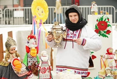 Маслобойня, гурман-фест и творожный баттл. На площадке у ДК «Фестивальный» в Гомеле было жарко и по-настоящему вкусно