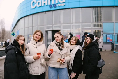 Тысяча блинов за пару часов: как в Гомеле отпраздновали Масленицу с «Санта»