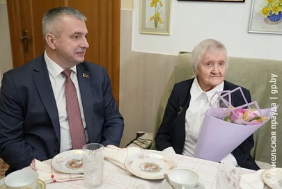 В рамках акции «Мы вас поздравляем, боевые подруги» председатель облисполкома Иван Крупко побывал в гостях у участницы Великой Отечественной войны Надежды Хохловой