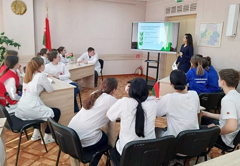 В мире права. Профком учащихся Мозырского медколледжа организовал квиз-игру ко Дню Конституции Республики Беларусь