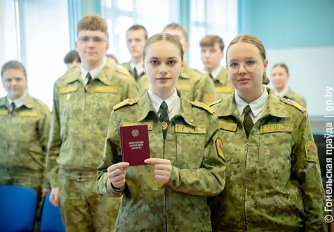В гомельской школе № 3 имени Д. Н. Пенязькова урок, посвященный Дню Конституции Республики Беларусь, прошел в формате диалоговой площадки