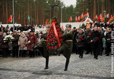 Болото, проволока, открытое небо... В Калинковичском районе прошел митинг, посвященный жертвам Озаричских лагерей смерти