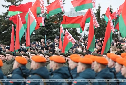 Лукашенко прибыл на площадь Государственного флага, где военнослужащие принесут клятву