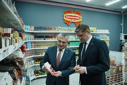 Ассортимент нужно расширять: губернатор Иван Крупко зашел в магазин белорусских продуктов