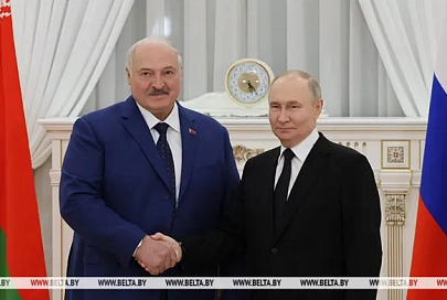 "Никто не запрещает". Лукашенко на встрече с Путиным высказался о георгиевских ленточках в Беларуси