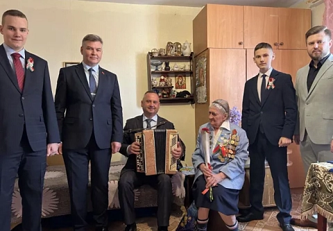 Подвиг останется в памяти народа: ветерана Великой Отечественной войны с Днем Победы поздравили коммунисты Гомельщины 