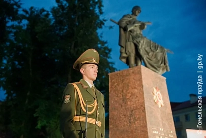 Коллектив коммунального  жилищного унитарного  предприятия «Хойникский коммунальник»  сердечно поздравляет жителей области со священным праздником – 80-летием Великой Победы!