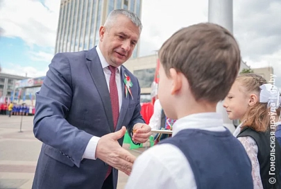 Лучшим из лучших. На центральной площади областного центра юных гомельчан приняли в ряды детских и молодежных организаций