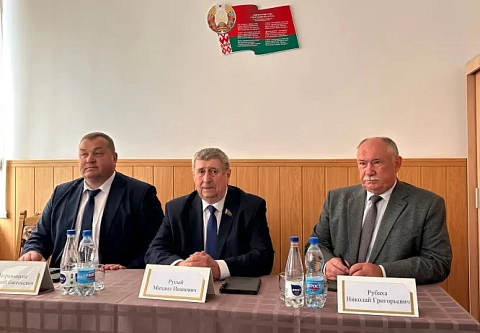 Член Совета Республики Михаил Русый и первый заместитель председателя облисполкома Дмитрий Петрожицкий работают сегодня в Ельском районе