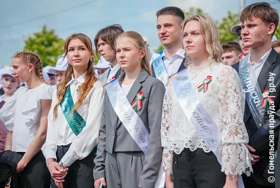 Участники республиканского праздника «Последний звонок» возложили цветы на Аллее Героев