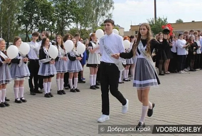 Первый выпуск школы мира в Добруше: 141 учащийся СШ №2 сегодня трогательно попрощался с родными пенатами