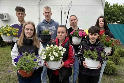 Старшеклассники из Житковичей вместо запуска воздушных шаров на выпускном выбрали посадить цветы