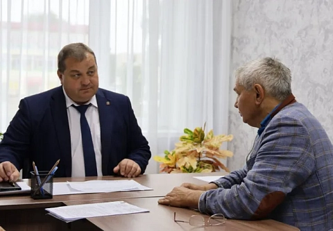 Дела фермерские: первый заместитель председателя облисполкома Дмитрий Петрожицкий провел прием граждан в Корме