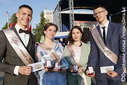 Уходят красиво: рогачевские выпускники попрощались со школой