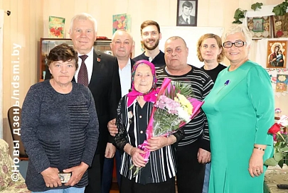 В свои 100 лет жительница Жлобинского района Нина Медведева не теряет оптимизма