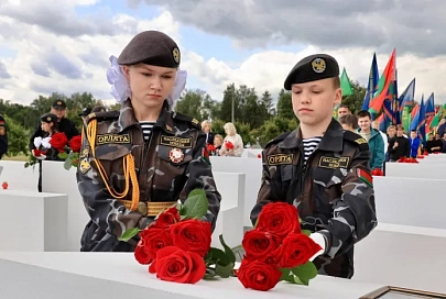 В мемориальном комплексе «Красный Берег» состоялось торжественно-траурное мероприятие, посвященное Дню всенародной памяти жертв Великой Отечественной войны