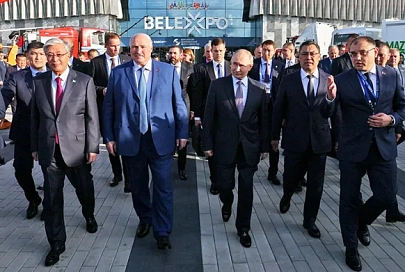 Александр Лукашенко вместе с главами зарубежных делегаций после ЕЭФ осмотрел выставку белорусской техники