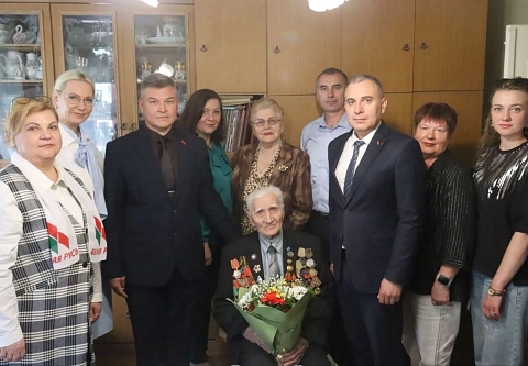 100 лет мужества и доблести: профактивисты Гомельщины поздравили легендарного ветерана с вековым юбилеем
