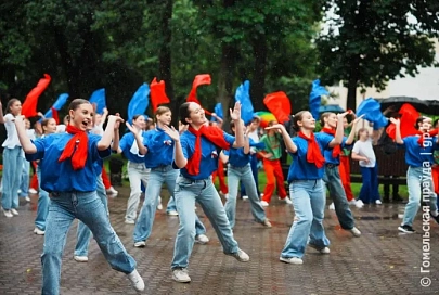 Дождь дружбе не помеха. Международный флешмоб стал ярким продолжением фестиваля  «Славянское единство - 2025»
