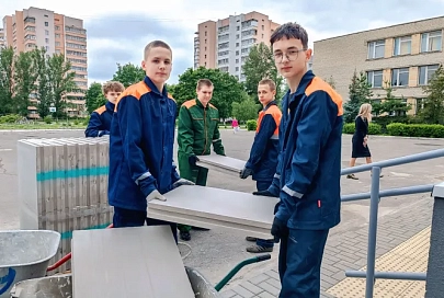 «Вот закончим наводить красоту и будем отдыхать». В гомельской школе работает необычный стройотряд