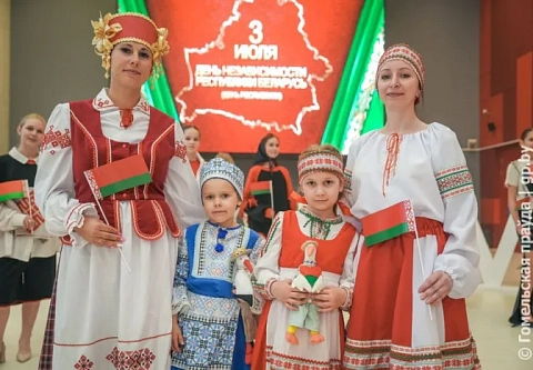Сила – в единстве предков и потомков: торжественное собрание ко Дню Независимости в Гомеле объединило жителей региона разных поколений